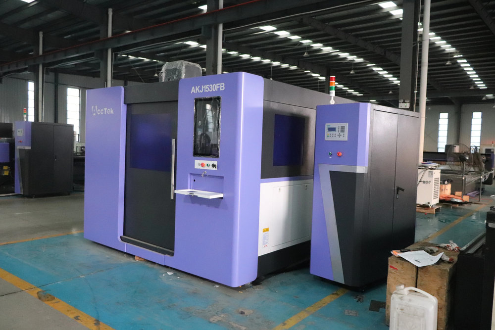 آلة قطع بالليزر الليفي مع غلاف - مراجعة Industrial Laser Enclosure وسعره