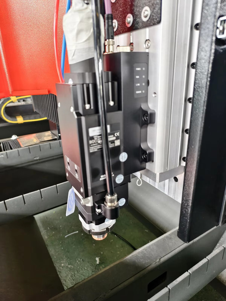 آلة قطع المعادن بالليزر الصناع - مراجعة Industrial Laser Cutting Machine Price وسعره